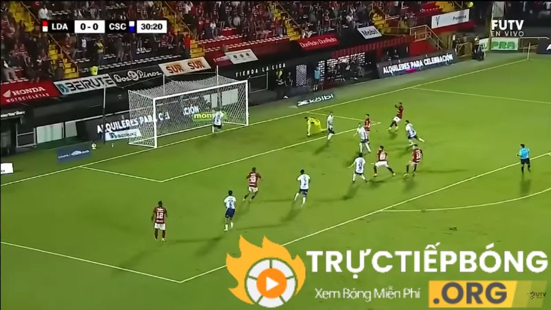 Pha xử lý bóng kỹ thuật đẹp mắt trong trận đấu